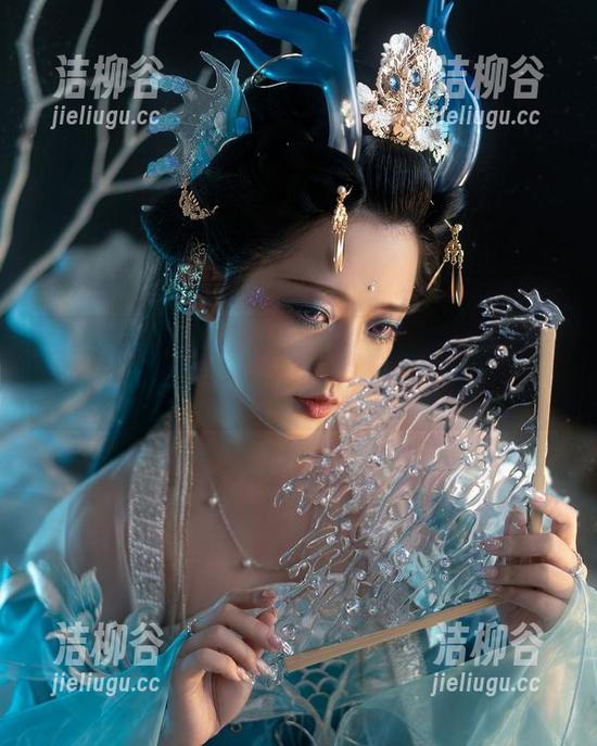 Messie Huang浴室套图分享：艺术与生活交融的甜美瞬间.txt